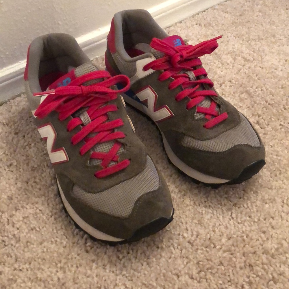 Women’s New Balence Tennis Shoes